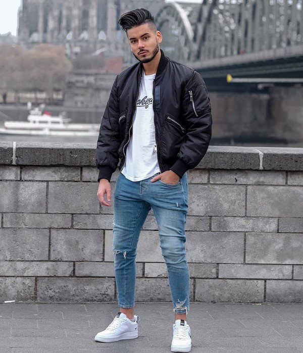 Узкие мужские джинсы — 11 модных образов 2022